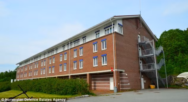 Căn cứ này có diện tích các khu nhà trên mặt đất là 13.500m2 và một bến cảng 2.500m2. Ngoài ra Olavsvern còn có một khu nghỉ dưỡng trên núi rộng khoảng 25.000m2 có chứa nhà xưởng lớn, nhà kho, một hệ thống đường hầm, một bến cho tàu thuyền và tàu ngầm, kho nhiên liệu,… Tất cả đều được thiết kế có khả năng chống lại một cuộc tấn công hạt nhân. Căn cứ này có diện tích các khu nhà trên mặt đất là 13.500m2 và một bến cảng 2.500m2. Ngoài ra Olavsvern còn có một khu nghỉ dưỡng trên núi rộng khoảng 25.000m2 có chứa nhà xưởng lớn, nhà kho, một hệ thống đường hầm, một bến cho tàu thuyền và tàu ngầm, kho nhiên liệu,… Tất cả đều được thiết kế có khả năng chống lại một cuộc tấn công hạt nhân.