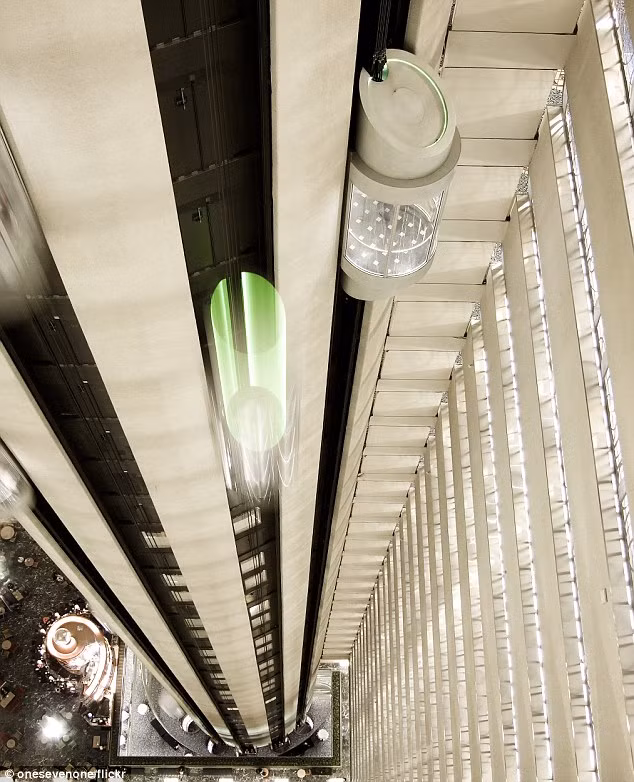 Toà nhà Marriott Marquis bên cạnh Quảng trường Times, New York, Mỹ.