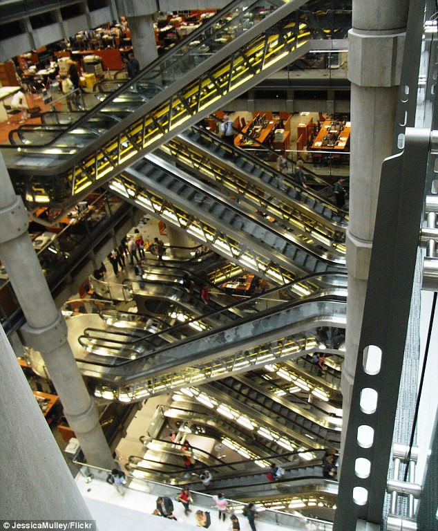 Cầu thang cuốn ở toà nhà Lloyds, London, Anh.