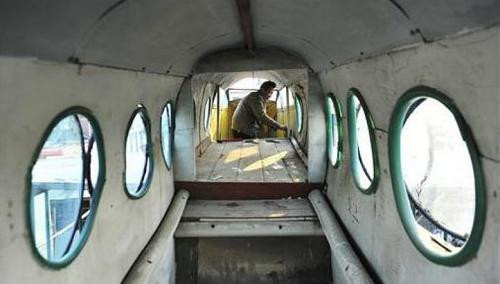 Lý Cảnh Xuân, một nông dân 58 tuổi với chiếc máy bay tự tạo của mình ở Thẩm Dương, tỉnh Liêu Ninh. Dài 5m, rộng 1,5m, máy bay chủ yếu làm bằng các tấm sắt tái chế với chi phí hơn 40.000 Nhân dân tệ (6.349 USD)