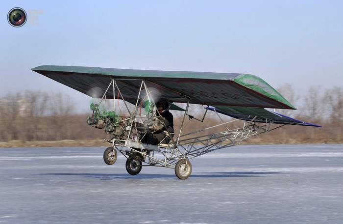 Ông Đinh, một thợ cơ khí ô tô, đang thực hiện chuyến bay thử nghiệm với máy bay tự chế của mình ở Thẩm Dương, tỉnh Liêu Ninh. Chiếc máy bay này có khối lượng 130kg, làm bằng vật liệu tái chế bao gồm cả động cơ xe máy với chi phí khoảng 2.600 Nhân dân tệ (395USD).
