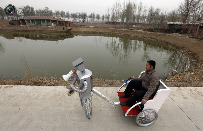 Ngô Ngọc Lộc và một con robot đặc biệt của mình. Ông đã chế tạo ra 47 con robot có thể sơn, mát-xa và giúp nấu ăn,...