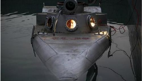 Trương Vũ Nghĩa trong chiếc tàu ngầm hai chỗ của mình đang thử nghiệm tại một hồ bơi nhân tạo gần một xưởng đóng tàu ở Vũ Hán, tỉnh Hồ Bắc. Trương Vũ Nghĩa, 37 tuổi tuy là một nông dân nhưng rất quan tâm đến phát minh khoa học, đã tạo ra 6 chiếc tàu ngầm thu nhỏ. Một trong số đó đã được bán cho một doanh nhân ở Đại Liên với mức giá 100.000 Nhân dân tệ (15.855 USD) vào tháng 10 năm ngoái.