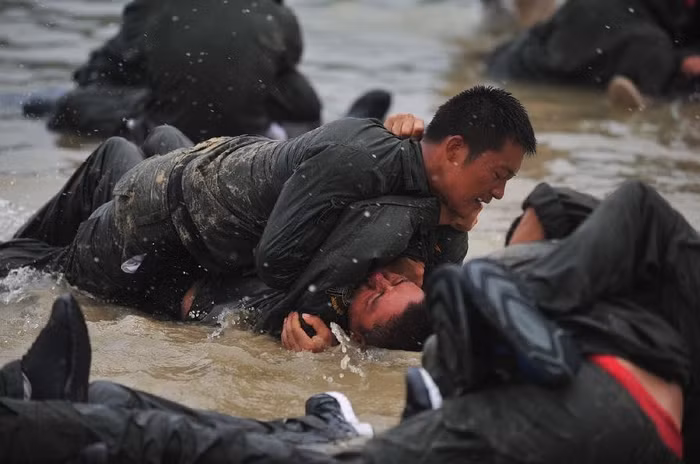 Kiểm tra võ thuật đối kháng.