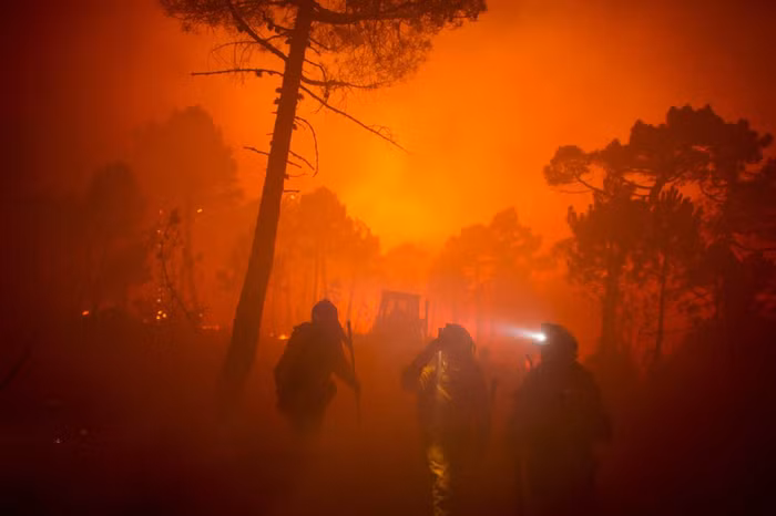 Nhân viên cứu hỏa đang nỗ lực chữa cháy rừng ở Tabuyo del Monte, phía tây nam của tỉnh Leon, Tây Ban Nha. Khoảng 500 binh lính đã được triển khai để hỗ trợ cuôc chiến chống lại đám cháy đã thiêu trụi diện tích hơn 90km2 ở miền bắc Tây Ban Nha.