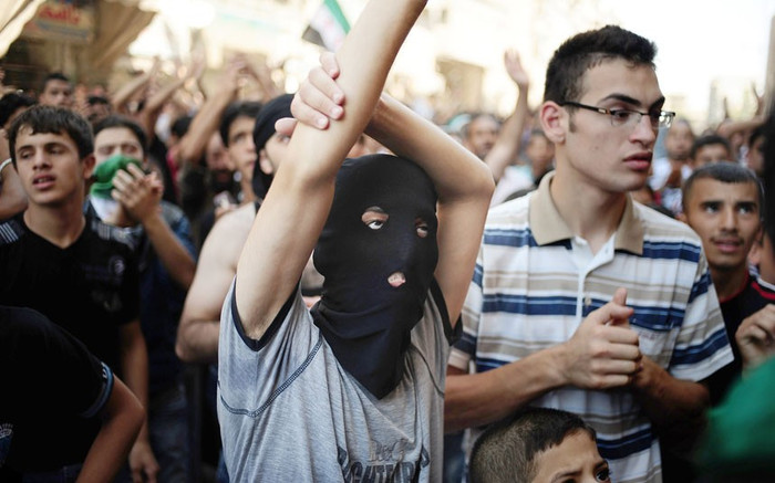 Nhiều người biểu tình trên đường phố Aleppo. Nhiều người biểu tình trên đường phố Aleppo.