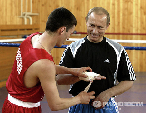 Tháng 3/2004, Tổng thống Putin thăm trung tâm huấn luyện của đội quyền anh quốc gia Nga tại thị trấn Chekhov gần Moscow. Tháng 3/2004, Tổng thống Putin thăm trung tâm huấn luyện của đội quyền anh quốc gia Nga tại thị trấn Chekhov gần Moscow.