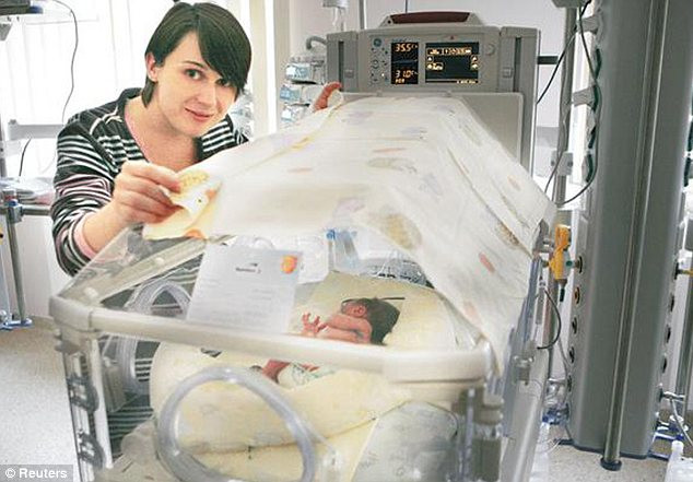 Joanna Krzysztonek và người con mới sinh của cô. Joanna Krzysztonek và người con mới sinh của cô.