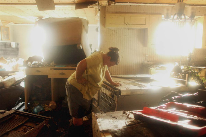 Melanie Martinez tạm nghỉ khi đang vớt vát đồ đạc trong nhà bị ngập nước ở Plaquemines Parish, Louisiana do cơn bão cơn bão Isaac. Nhà của cô đã nhanh chóng bị ngập và đã được giải cứu bởi một người hàng xóm. Melanie Martinez tạm nghỉ khi đang vớt vát đồ đạc trong nhà bị ngập nước ở Plaquemines Parish, Louisiana do cơn bão cơn bão Isaac. Nhà của cô đã nhanh chóng bị ngập và đã được giải cứu bởi một người hàng xóm.