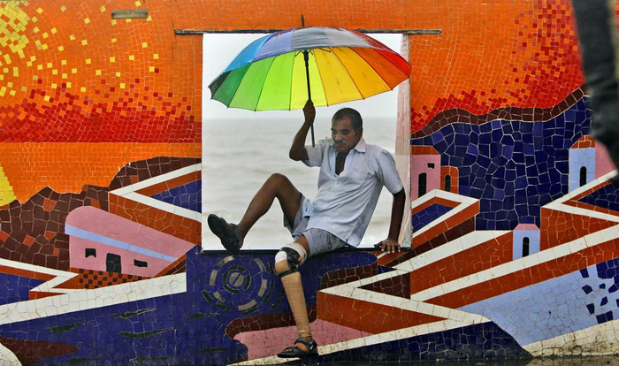 Một người đàn ông đi qua một cửa sổ trên một bức tường gần bờ biển Arabia trong mùa mưa ở Mumbai, Ấn Độ. Những cơn mưa từ tháng 6 đến tháng 9 rất quan trọng đối với những cánh đồng nuôi sống hàng trăm triệu người. Một người đàn ông đi qua một cửa sổ trên một bức tường gần bờ biển Arabia trong mùa mưa ở Mumbai, Ấn Độ. Những cơn mưa từ tháng 6 đến tháng 9 rất quan trọng đối với những cánh đồng nuôi sống hàng trăm triệu người.