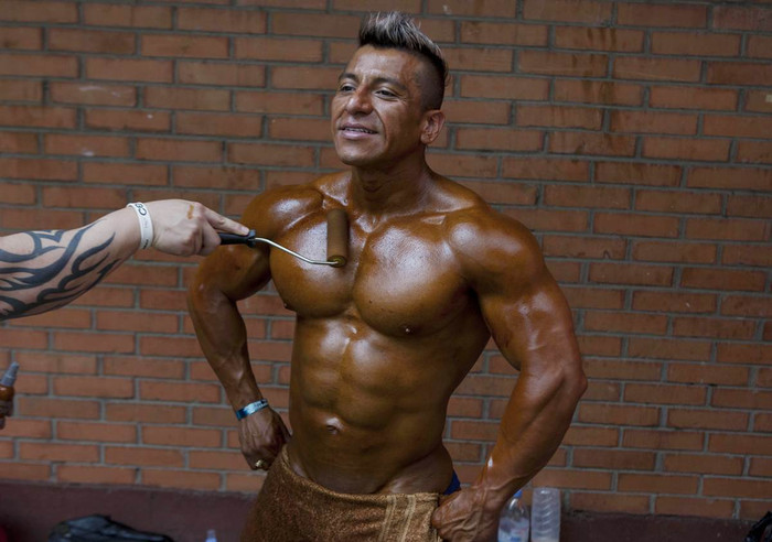 Heriberto Pacheco đang được bôi dầu lên da trước khi thi đấu thể hình ở thủ đô Mexico. Heriberto Pacheco đang được bôi dầu lên da trước khi thi đấu thể hình ở thủ đô Mexico.