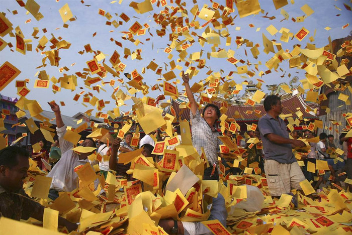 Những người Indonesia gốc Trung Quốc đang ném tiền giả trong lễ cúng cô hồn tại Medan, tỉnh Bắc Sumatra với mong muốn các linh hồn của tổ tiên sẽ được lên thiên đàng. Theo truyền thống, tháng 7 âm lịch là tháng cô hồn khi các linh hồn ra khỏi địa ngục. Những người Indonesia gốc Trung Quốc đang ném tiền giả trong lễ cúng cô hồn tại Medan, tỉnh Bắc Sumatra với mong muốn các linh hồn của tổ tiên sẽ được lên thiên đàng. Theo truyền thống, tháng 7 âm lịch là tháng cô hồn khi các linh hồn ra khỏi địa ngục.