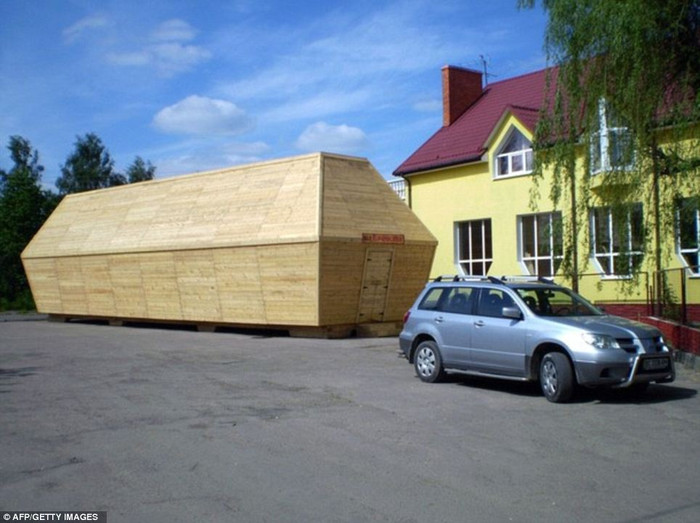 Quán bar hình quan tài ở Truskavets, Ukraine có thể khiến nhiều khách hàng có cảm giác mới lạ.