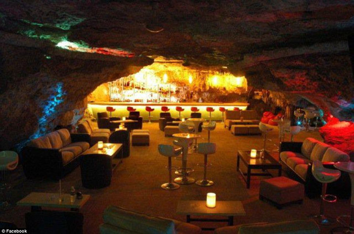 Quán Alux Lounge ở Playa del Carmen, Mexico chỉ cách bãi biển một chặng đường ngắn, nhưng khiến khách hàng cảm thấy giống như đang ở một vài thế kỷ trước.