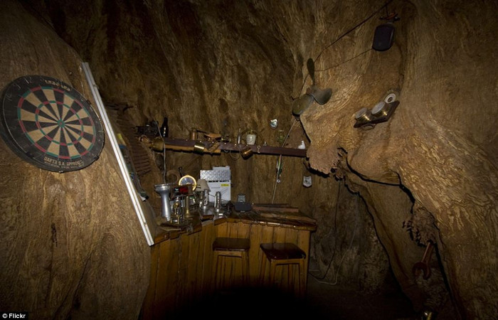 Quán rượu Sunland ở tỉnh Limpopo, Nam Phi nằm trong một thân cây đã 6000 năm tuổi.