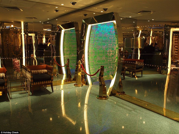 Quán bar bên trong khách sạn Burj Al Arab ở Dubai toạ lạc trên tầng 27, có thể giúp quý khách nhìn thấy cả những đám mây ở trên trời và đại dương ở bên dưới.