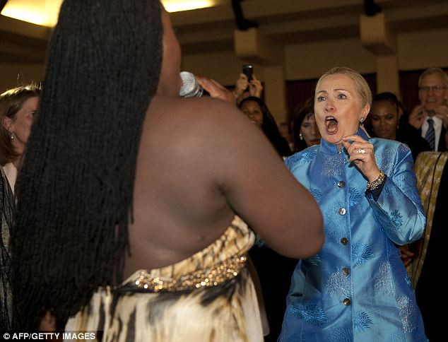 Bà Clinton có vẻ rất "nhập tâm."