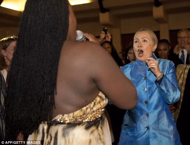 Bà Clinton có vẻ rất "nhập tâm."