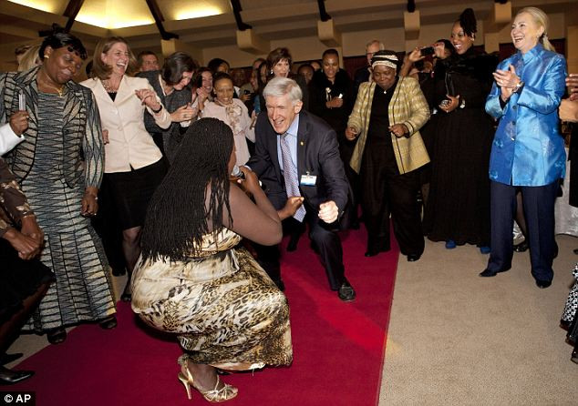 Các quan chức khác cũng hòa nhập vào điệu nhảy.