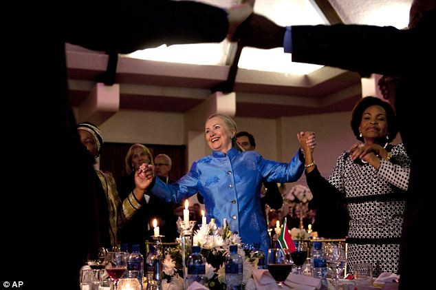 Bà Clinton nắm tay các quan khách đầy thân tình.