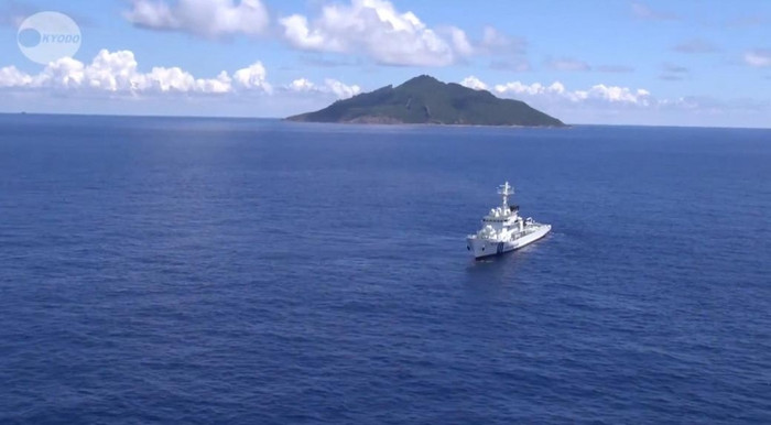 Tàu Cảnh sát biển Nhật Bản đang tuần tra gần Senkaku/ Điếu Ngư. Tàu Cảnh sát biển Nhật Bản đang tuần tra gần Senkaku/ Điếu Ngư.