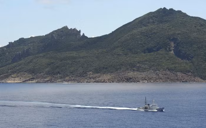 Tàu Cảnh sát biển Nhật Bản đang di chuyển trên vùng biển gần nhóm đảo Senkaku/ Điếu Ngư. Trước đó, Nhật Bản đã tuyên bố sẽ huy động lực lượng Cảnh sát biển nếu tàu Hải giám Trung Quốc đi vào khu vực nhóm đảo. Tàu Cảnh sát biển Nhật Bản đang di chuyển trên vùng biển gần nhóm đảo Senkaku/ Điếu Ngư. Trước đó, Nhật Bản đã tuyên bố sẽ huy động lực lượng Cảnh sát biển nếu tàu Hải giám Trung Quốc đi vào khu vực nhóm đảo.