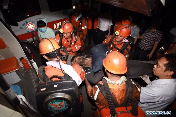 Lực lượng cứu hộ đưa nạn nhân tới bệnh viện. Lực lượng cứu hộ đưa nạn nhân tới bệnh viện.
