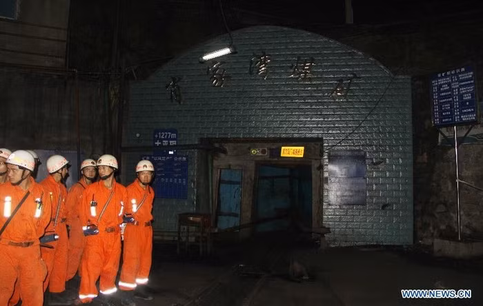 Lực lượng cứu hộ đang chờ ở lối vào mỏ than Tiêu Gia Loan. Lực lượng cứu hộ đang chờ ở lối vào mỏ than Tiêu Gia Loan.