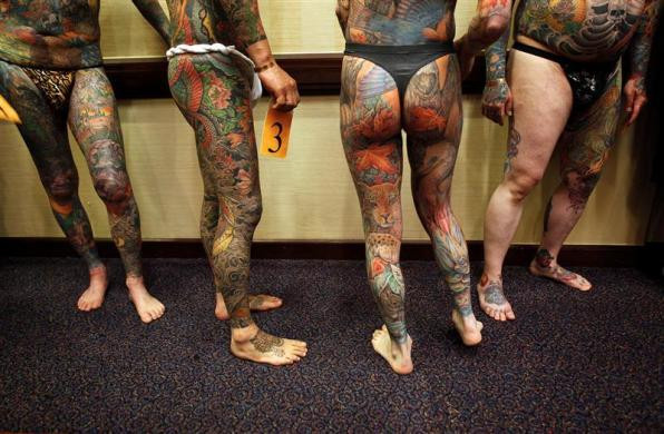 Các thí sinh đang chờ đợi để được đánh giá trong danh mục xăm toàn bộ cơ thể.