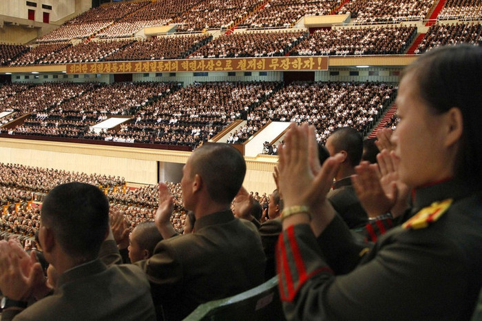 Hoan hô tán thưởng Kim Hyon Hyok, người thay mặt cho thanh niên quân đội Triều Tiên phát biểu ca ngợi thư mừng Đại hội của ông Kim Jong-un Hoan hô tán thưởng Kim Hyon Hyok, người thay mặt cho thanh niên quân đội Triều Tiên phát biểu ca ngợi thư mừng Đại hội của ông Kim Jong-un