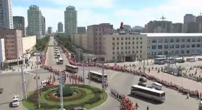 Dân Bình Nhưỡng xếp thành hàng dài vẫy hoa chào mừng Dân Bình Nhưỡng xếp thành hàng dài vẫy hoa chào mừng