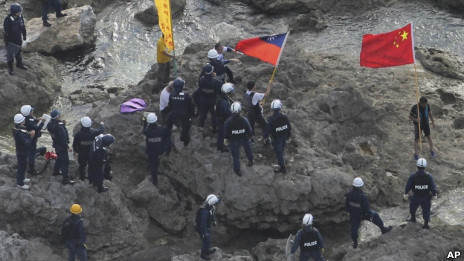 14 người Hồng Kông bất chấp mọi nguy hiểm, liều lĩnh đổ bộ lên đảo Senaku hôm 15/8 14 người Hồng Kông bất chấp mọi nguy hiểm, liều lĩnh đổ bộ lên đảo Senaku hôm 15/8