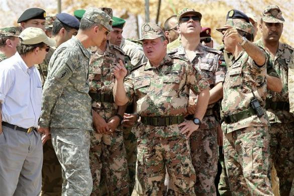 Vua Jordan Abdullah (giữa) nói chuyện với Tướng chỉ huy Sở Chỉ huy trung ương Mỹ Ken Tovo.