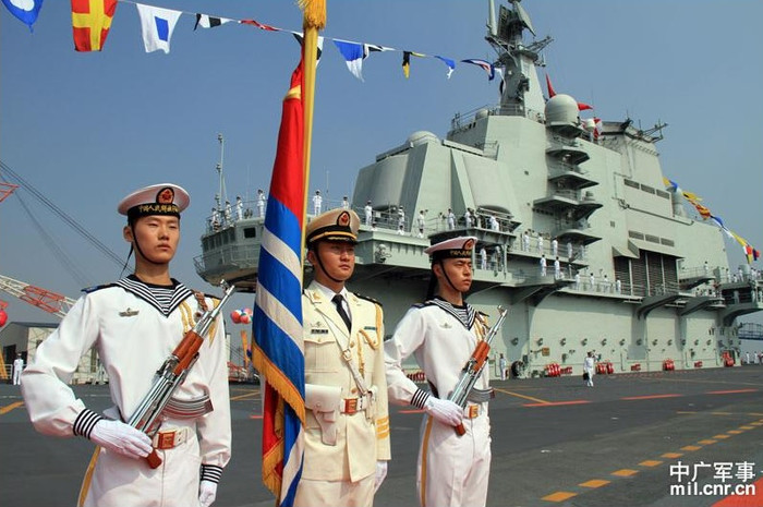 Binh sĩ Trung Quốc trên tàu Liêu Ninh. Binh sĩ Trung Quốc trên tàu Liêu Ninh.
