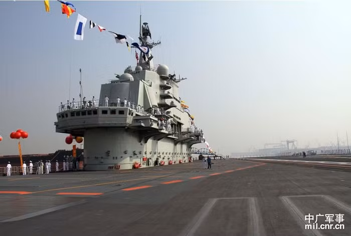 Con tàu này đã được Trung Quốc mua lại của Ukraina từ cuối những năm 1990, khi chỉ có vỏ bọc thép mà không có động cơ con tàu.