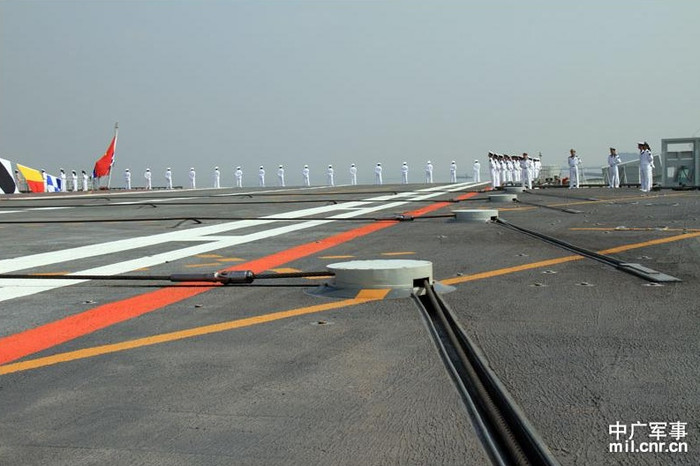 Cận cảnh boong tàu sân bay Liêu Ninh. Cận cảnh boong tàu sân bay Liêu Ninh.