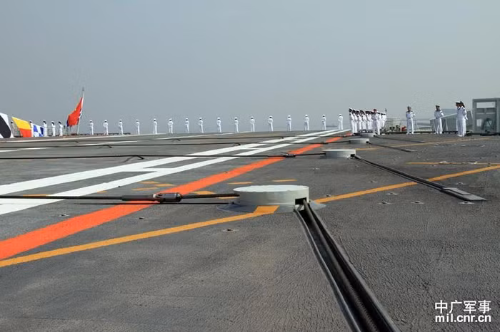 Cận cảnh boong tàu sân bay Liêu Ninh.