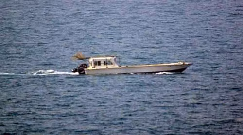 Bức ảnh do hải quân Mỹ cung cấp cho thấy hình ảnh chiếc thuyền nhỏ bị bắn ngoài khơi bờ biển. Dubai.