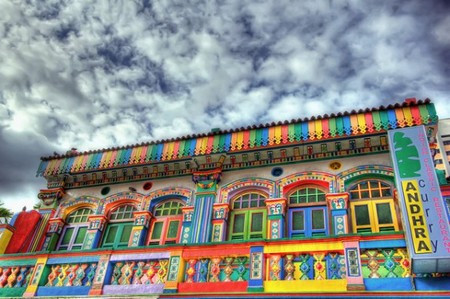 Mỗi khung cửa sổ lại được sơn các màu khác nhau.