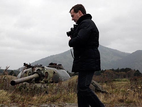Ông Dmitry Medvedev thăm quần đảo Kuril hồi tháng 11-2010. Ông Dmitry Medvedev thăm quần đảo Kuril hồi tháng 11-2010.