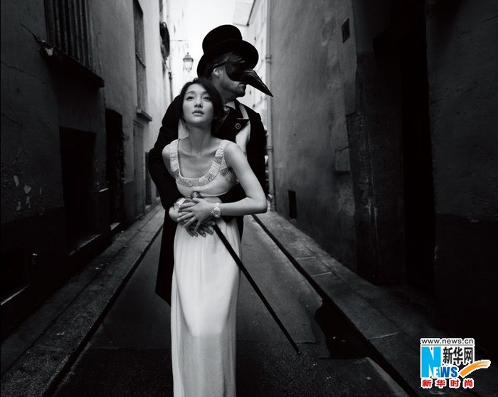 Châu Tấn vẫn không hề kém phần hấp dẫn trên nền ảnh trắng đen.