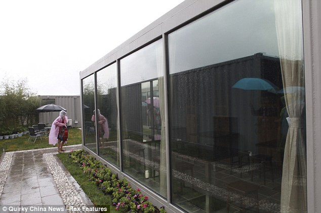 Du khách có thể ngạc nhiên khi đến thăm một khách sạn mới và khác thường ở Trung Quốc được xây dựng từ những chiếc container chở hàng. Du khách có thể ngạc nhiên khi đến thăm một khách sạn mới và khác thường ở Trung Quốc được xây dựng từ những chiếc container chở hàng.