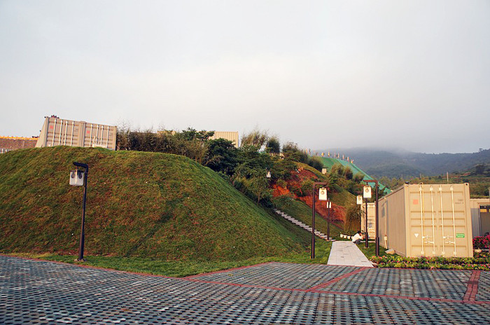 Có diện tích 5.000 mét vuông ở một vị trí hấp dẫn, khách sạn có sân rộng, dãy phòng sang trọng, hành lang và cả nhà hàng. Có diện tích 5.000 mét vuông ở một vị trí hấp dẫn, khách sạn có sân rộng, dãy phòng sang trọng, hành lang và cả nhà hàng.