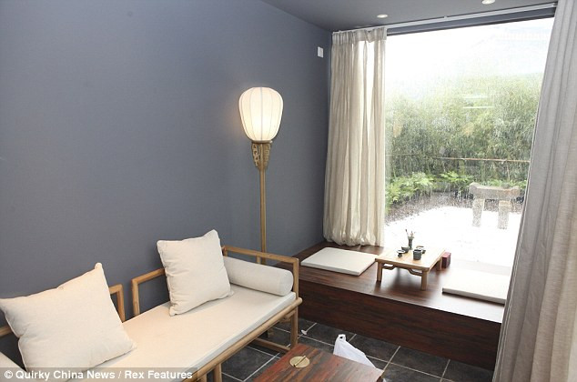 35 chiếc xe container tái chế với các kích cỡ khác nhau đã được sử dụng để làm những căn phòng khách sạn rất mới lạ ở tỉnh Sơn Tây, Trung Quốc. 35 chiếc xe container tái chế với các kích cỡ khác nhau đã được sử dụng để làm những căn phòng khách sạn rất mới lạ ở tỉnh Sơn Tây, Trung Quốc.