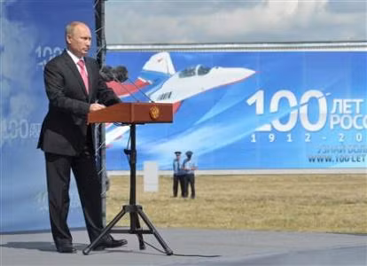 Tổng thống Nga Vladimir Putin trong lễ kỷ niệm 100 năm Không quân.