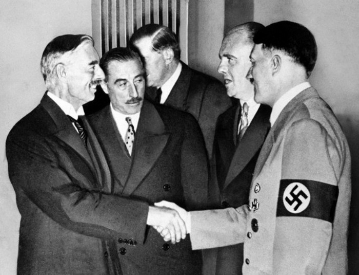 Adolf Hitler (phải) bắt tay với Thủ tướng Anh Neville Chamberlain tại Munich vào ngày 30/9/1938. Cùng với các nhà lãnh đạo của Pháp và Ý, Chamberlain sau này đã ký Hiệp định Munich nhằm cắt nhiều phần đất của Tiệp Khắc để chuyển giao cho Đức, Ba Lan và Hungari trong một nỗ lực xoa dịu trùm độc tài Phát Xít Hitler vào thời điểm đó Adolf Hitler (phải) bắt tay với Thủ tướng Anh Neville Chamberlain tại Munich vào ngày 30/9/1938. Cùng với các nhà lãnh đạo của Pháp và Ý, Chamberlain sau này đã ký Hiệp định Munich nhằm cắt nhiều phần đất của Tiệp Khắc để chuyển giao cho Đức, Ba Lan và Hungari trong một nỗ lực xoa dịu trùm độc tài Phát Xít Hitler vào thời điểm đó