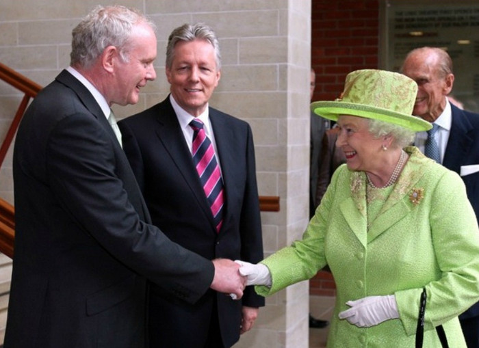 Nữ hoàng Elizabeth II bắt tay với Phó Thủ tướng Bắc Ireland - Martin McGuinness tại Nhà hát Lyric ở Belfast vào ngày 27/6/2012. Việc Nữ hoàng bắt tay với cựu chỉ huy quân đội Cộng hòa Ireland được coi là một thời điểm bước ngoặt trong quan hệ Anh - Ireland. Nữ hoàng Elizabeth II bắt tay với Phó Thủ tướng Bắc Ireland - Martin McGuinness tại Nhà hát Lyric ở Belfast vào ngày 27/6/2012. Việc Nữ hoàng bắt tay với cựu chỉ huy quân đội Cộng hòa Ireland được coi là một thời điểm bước ngoặt trong quan hệ Anh - Ireland.