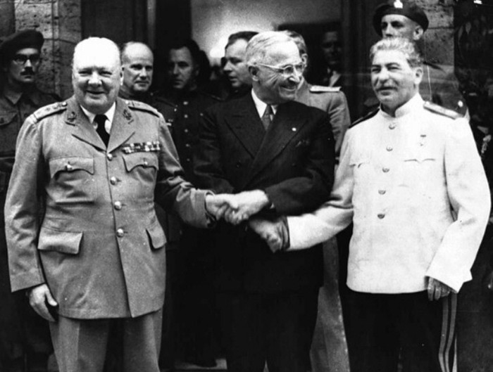 Tổng thống Mỹ Harry S. Truman (giữa), Thủ tướng Anh Winston Churchill (trái) và nhà lãnh đạo Xô viết Joseph Stalin bắt tay ở Potsdam, Đức, vào ngày 23/7/1945. Cái bắt tay này diễn ra sau một loạt các cuộc thảo luận về các thoả thuận sau chiến tranh châu Âu, sau khi Đức quốc xã chính thức đầu hàng ngày 8/5/1945. Tổng thống Mỹ Harry S. Truman (giữa), Thủ tướng Anh Winston Churchill (trái) và nhà lãnh đạo Xô viết Joseph Stalin bắt tay ở Potsdam, Đức, vào ngày 23/7/1945. Cái bắt tay này diễn ra sau một loạt các cuộc thảo luận về các thoả thuận sau chiến tranh châu Âu, sau khi Đức quốc xã chính thức đầu hàng ngày 8/5/1945.