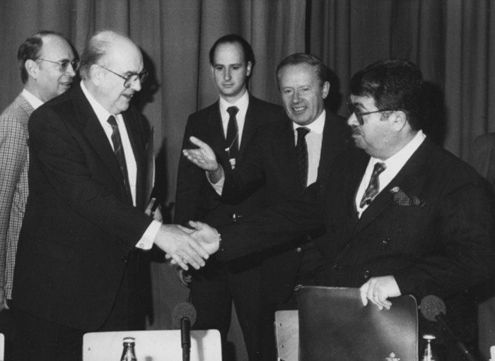 Thủ tướng Hy Lạp Andreas Papandreou (trái) và Thủ tướng Thổ Nhĩ Kỳ Turgut Ozal bắt tay tại Hội nghị Quản lý châu Âu vào ngày 2/2/1986. Quan hệ giữa hai quốc gia trở nên thù địch kể từ khi Hy Lạp giành được độc lập từ đế chế Ottoman năm 1821. Trước sự kiện cái bắt tay nồng ấm này, hai nước đã trải qua bốn cuộc chiến tranh. Thủ tướng Hy Lạp Andreas Papandreou (trái) và Thủ tướng Thổ Nhĩ Kỳ Turgut Ozal bắt tay tại Hội nghị Quản lý châu Âu vào ngày 2/2/1986. Quan hệ giữa hai quốc gia trở nên thù địch kể từ khi Hy Lạp giành được độc lập từ đế chế Ottoman năm 1821. Trước sự kiện cái bắt tay nồng ấm này, hai nước đã trải qua bốn cuộc chiến tranh.