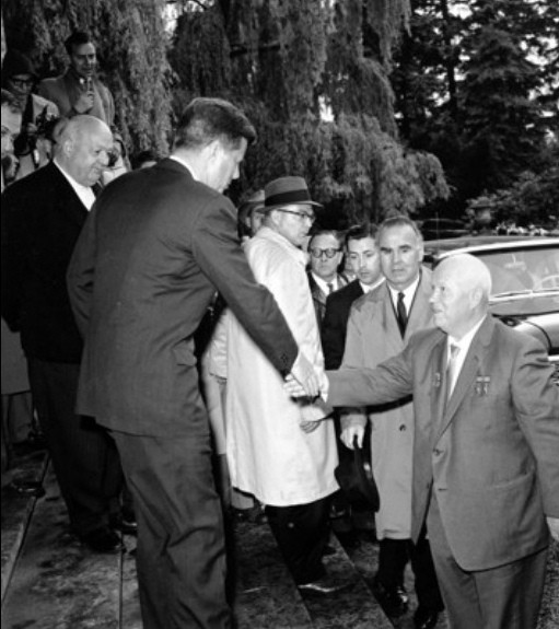 Tổng thống Mỹ John F. Kennedy tiếp đón nhà lãnh đạo hàng đầu của Liên Xô, Nikita Khrushchev, tại nhà của đại sứ Mỹ ở Vienna vào ngày 3/6/1961. Cái bắt tay đã bắt đầu các cuộc đàm phán lịch sử giữa hai nhà lãnh đạo, đề cập đến việc giải trừ quân bị hạt nhân, cuộc xung đột đang diễn ra ở khu vực Đông Nam Á và những bất đồng ý thức hệ giữa hai nhà lãnh đạo. Tổng thống Mỹ John F. Kennedy tiếp đón nhà lãnh đạo hàng đầu của Liên Xô, Nikita Khrushchev, tại nhà của đại sứ Mỹ ở Vienna vào ngày 3/6/1961. Cái bắt tay đã bắt đầu các cuộc đàm phán lịch sử giữa hai nhà lãnh đạo, đề cập đến việc giải trừ quân bị hạt nhân, cuộc xung đột đang diễn ra ở khu vực Đông Nam Á và những bất đồng ý thức hệ giữa hai nhà lãnh đạo.